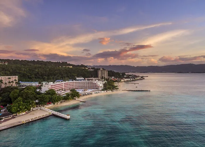Resort Grand Decameron Cornwall Beach, A Trademark All-Inclusive Resort 4*